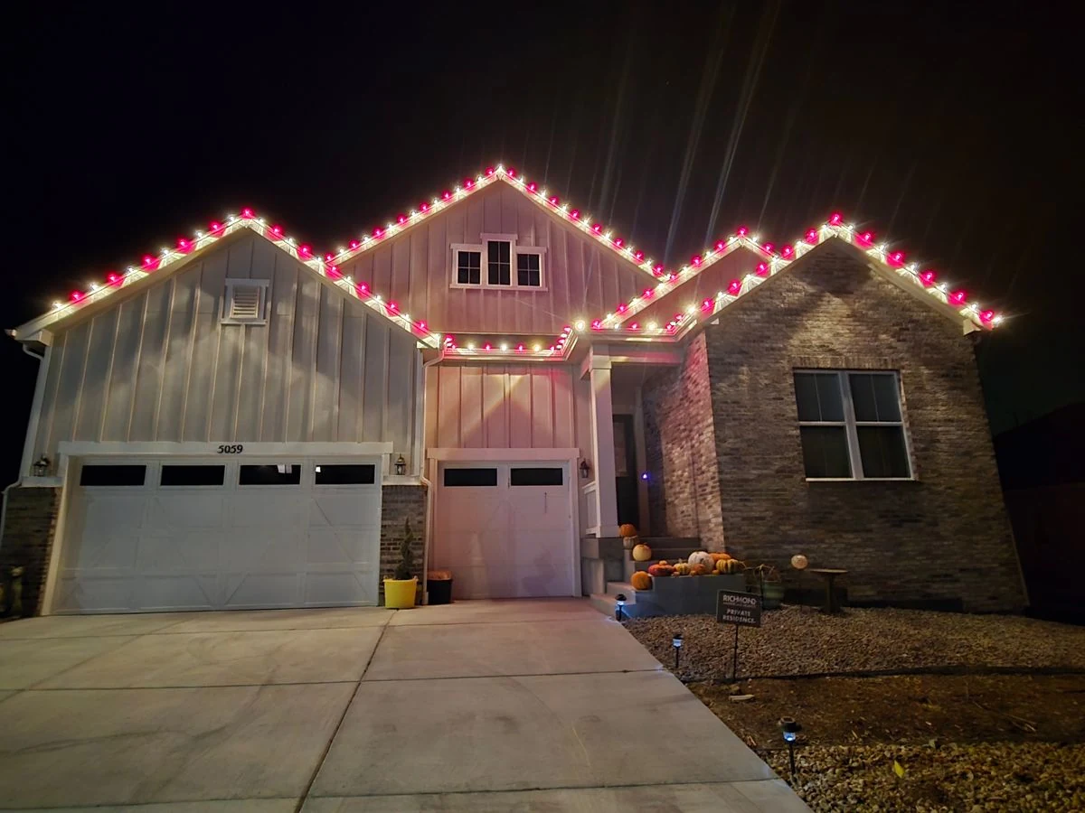Ranch home with red and white candy cane roofline lights